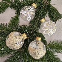 klare-glas-julekugler-guld-hvid-dekorerede-retro-juletræskugler